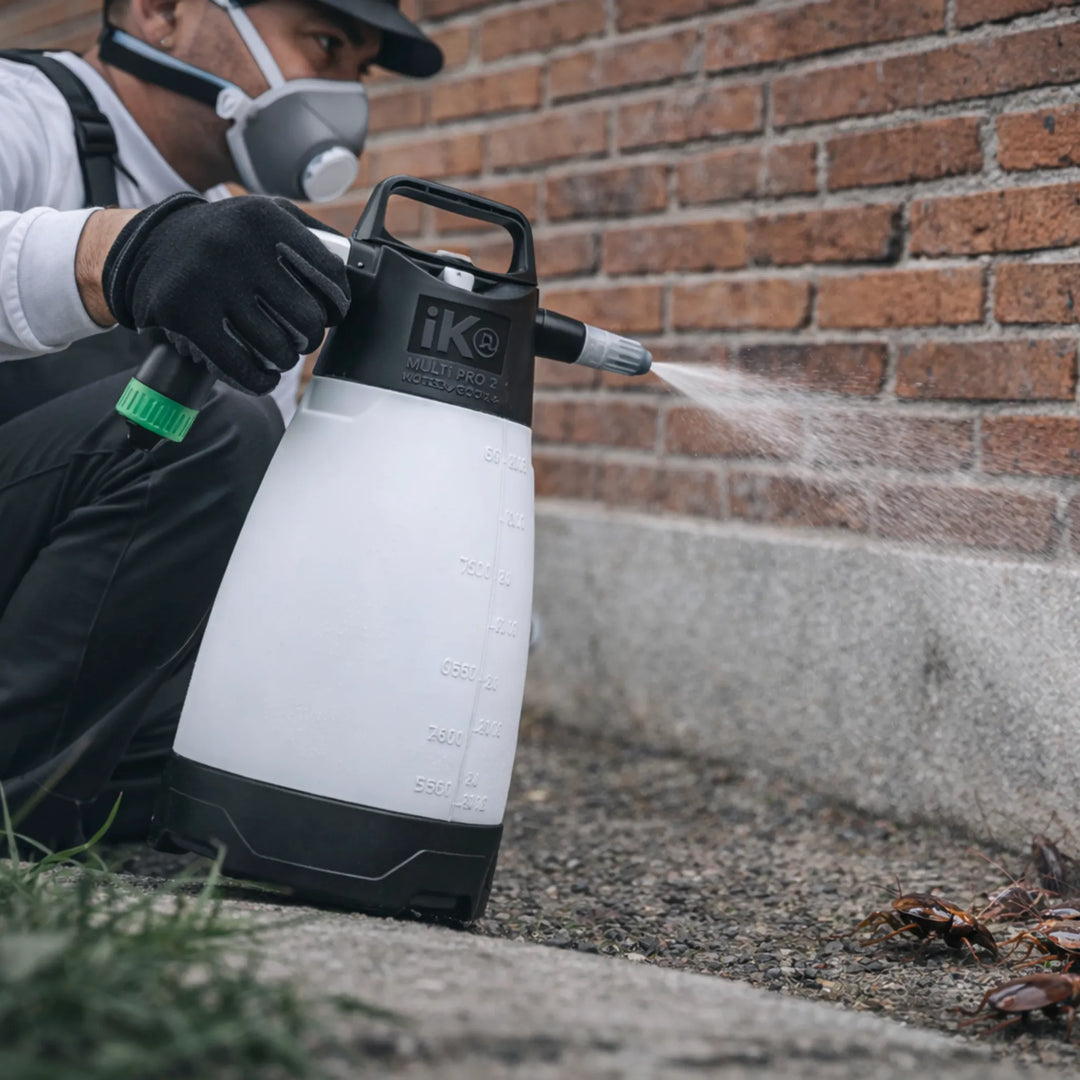Pulverizador IK MULTI Pro 2 360º con alta resistencia química a ácidos y desinfectantes para control de plagas
